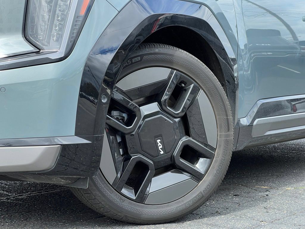 Certified 2024 Kia EV9 GT-Line AWD/4WD image 2