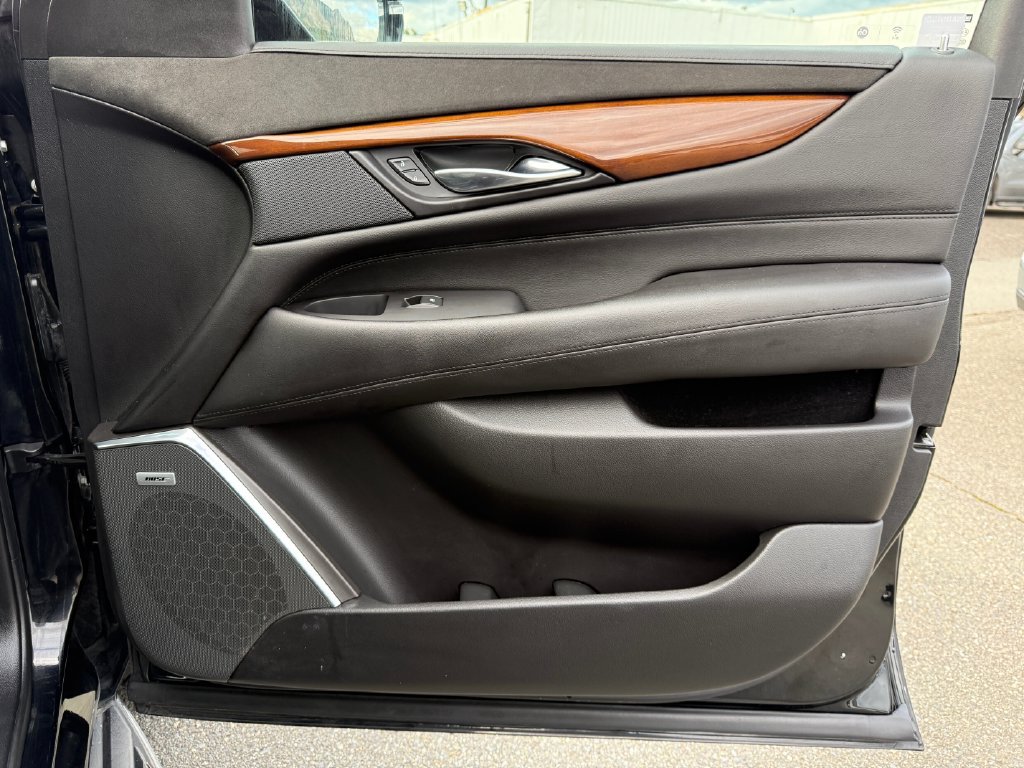 Used 2019 Cadillac Escalade ESV Luxury AWD/4WD image 45
