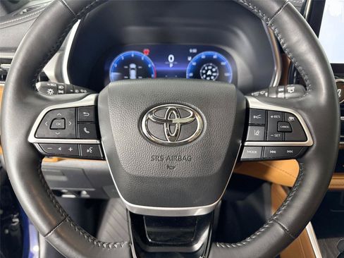 Used 2024 Toyota Highlander Platinum FWD image 17