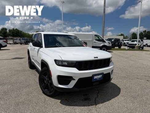 Used 2022 Jeep Grand Cherokee Altitude AWD/4WD image 2