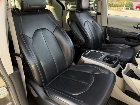 Used 2023 Chrysler Pacifica Touring-L image 25
