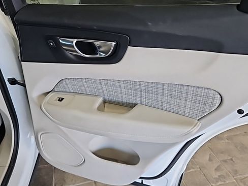 Used 2022 Volvo XC60 B5 Momentum image 15