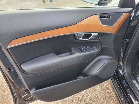 Used 2021 Volvo XC90 T6 Momentum w/ Climate Package image 10