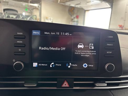 Certified 2025 Hyundai Elantra SE FWD image 17