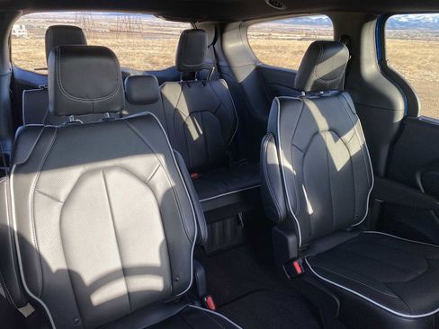 New 2026 Chrysler Pacifica Limited image 34