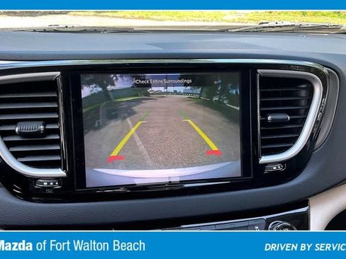 Used 2023 Chrysler Pacifica Touring-L FWD image 13
