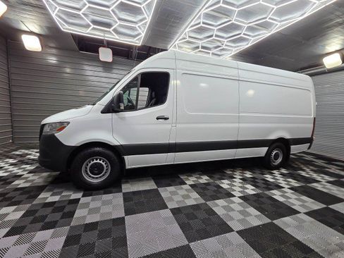 Used 2022 Mercedes-Benz Sprinter 2500 image 9