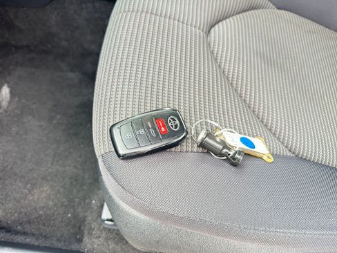 Used 2025 Toyota Highlander LE image 23