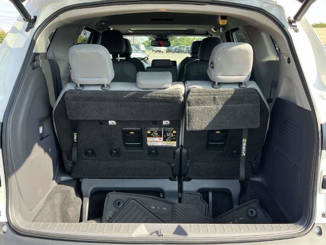 Used 2021 Toyota Sienna XLE FWD image 21
