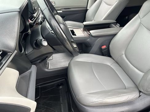 Used 2021 Toyota Sienna XLE FWD image 22