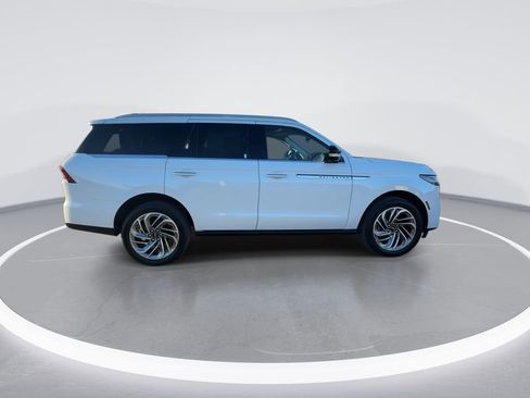 New 2025 Lincoln Navigator Reserve image 9