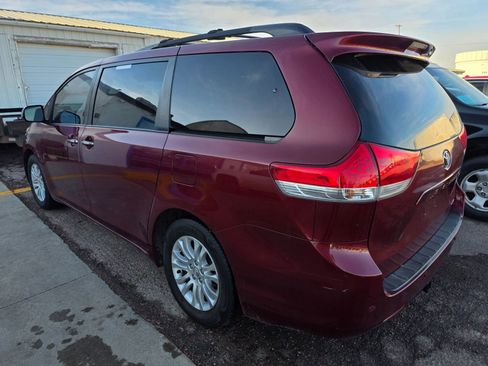 Used 2013 Toyota Sienna XLE image 2