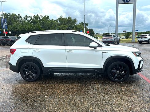 Used 2023 Volkswagen Taos SE w/ Panoramic Sunroof Package FWD image 9