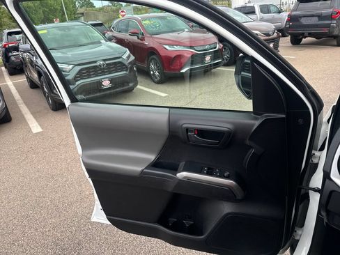 Used 2022 Toyota Tacoma SR5 RWD image 33