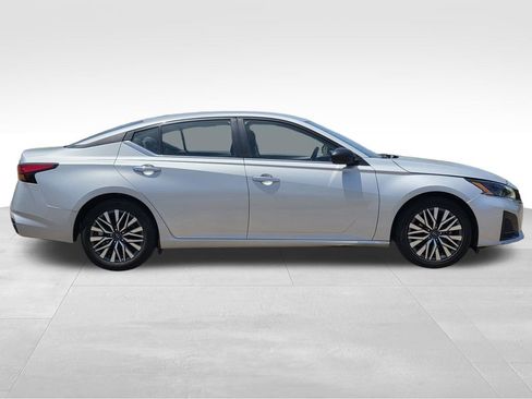 Used 2024 Nissan Altima 2.5 SV FWD image 5