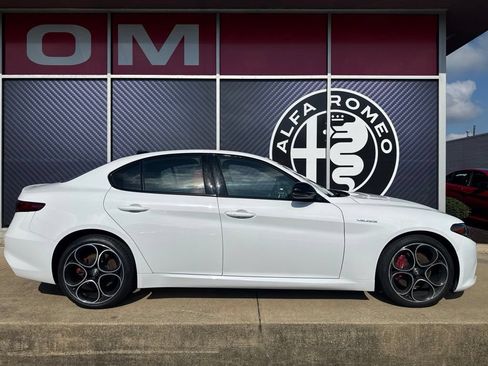 Used 2023 Alfa Romeo Giulia Veloce AWD/4WD image 4