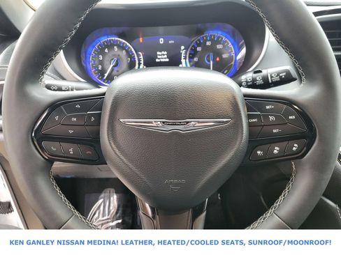 Used 2025 Chrysler Pacifica Limited image 30