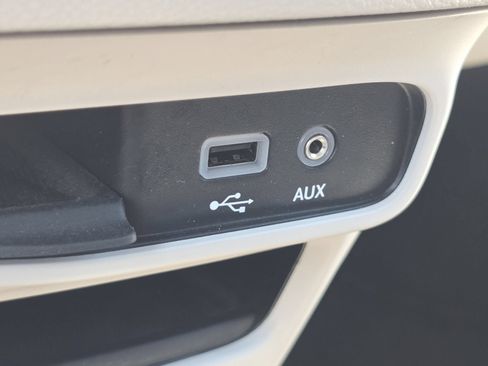 Used 2018 Chrysler Pacifica Touring-L w/ Premium Audio Group FWD image 6
