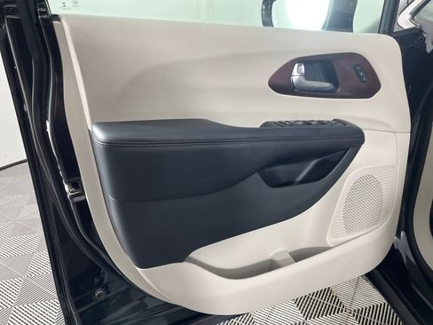 Used 2020 Chrysler Pacifica Limited image 10