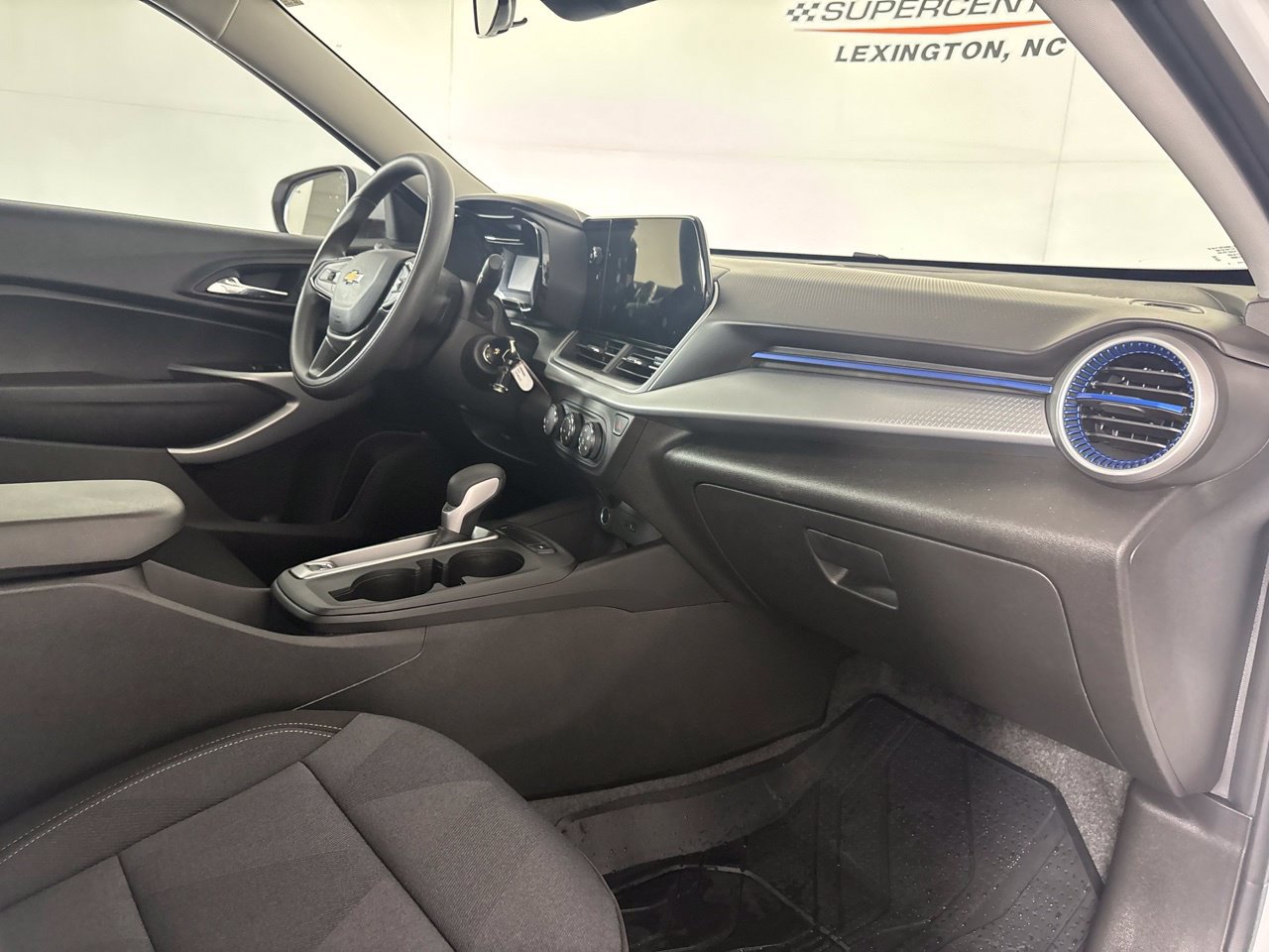 Used 2025 Chevrolet Trax LS w/ LS Convenience Package FWD image 31