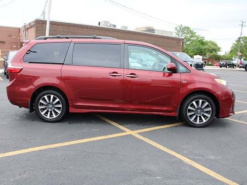 Used 2020 Toyota Sienna XLE w/ XLE Navigation Package AWD/4WD image 5
