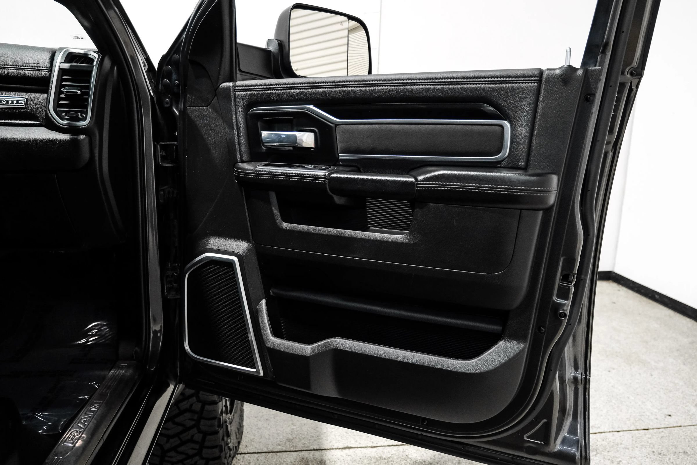 Used 2020 RAM 2500 Laramie w/ Night Edition AWD/4WD image 42
