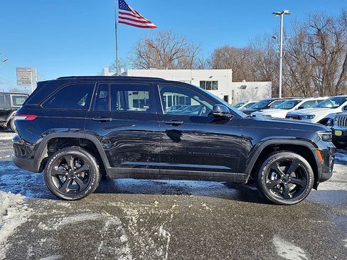 Used 2023 Jeep Grand Cherokee Altitude image 7