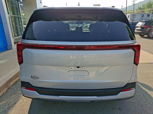 Used 2026 Kia Carnival EX FWD image 5