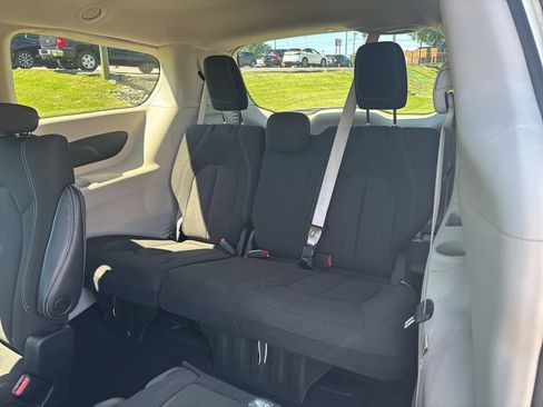 Used 2023 Chrysler Voyager LX FWD image 9
