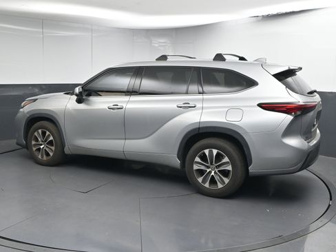 Used 2022 Toyota Highlander XLE image 6