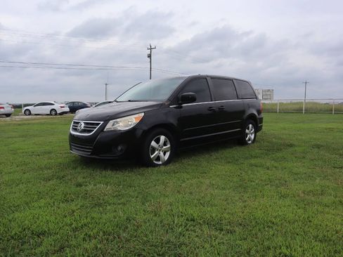 Used 2010 Volkswagen Routan SE FWD image 20