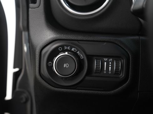 Used 2019 Jeep Wrangler Unlimited Sahara w/ Uconnect 4C Nav & Sound Group image 24