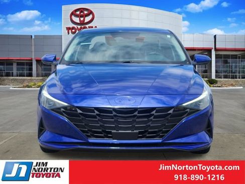 Used 2022 Hyundai Elantra SEL w/ Convenience Package FWD image 2