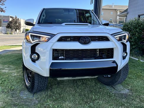 Used 2018 Toyota 4Runner TRD Off-Road Premium w/ TRD Performance Package AWD/4WD image 4