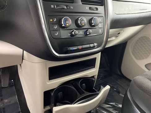Used 2019 Dodge Grand Caravan SE w/ UConnect Hands-Free Group FWD image 28
