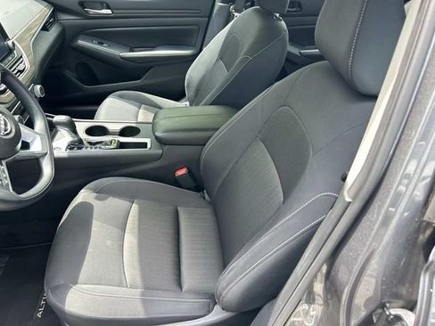 Used 2025 Nissan Altima 2.5 SV FWD image 14