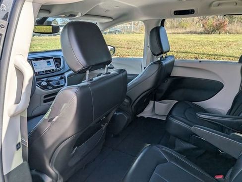 Used 2024 Chrysler Pacifica Touring-L image 24