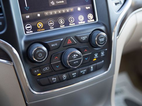 Used 2018 Jeep Grand Cherokee Overland image 11