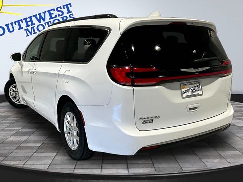 Used 2022 Chrysler Pacifica Touring-L FWD image 4