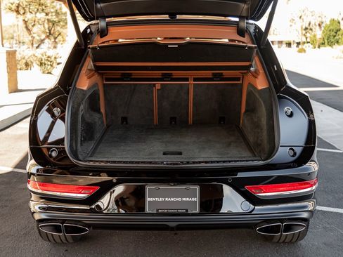 Used 2022 Bentley Bentayga image 25