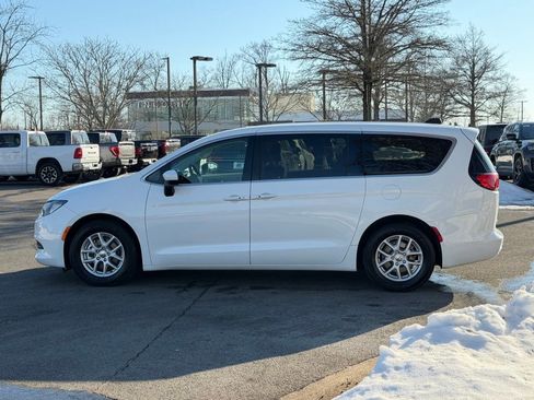 Certified 2022 Chrysler Voyager LX image 10