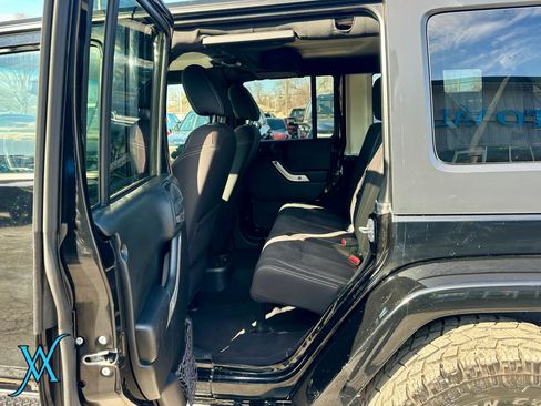 Used 2018 Jeep Wrangler Unlimited Sahara w/ Connectivity Group AWD/4WD image 21