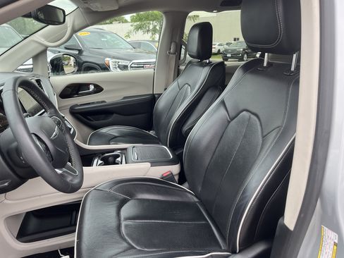 Used 2023 Chrysler Pacifica Limited FWD image 17