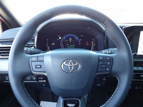 Used 2025 Toyota Camry SE image 14