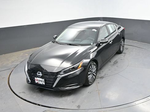 Used 2025 Nissan Altima 2.5 SV FWD image 27