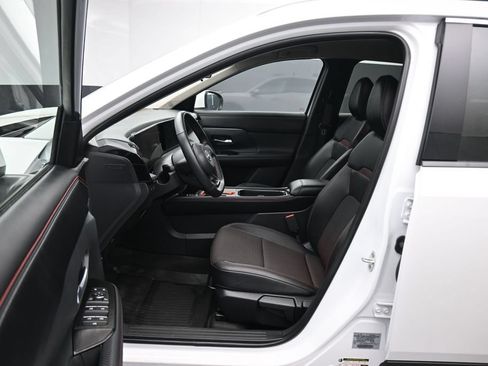 Used 2025 Nissan Kicks SR FWD image 11