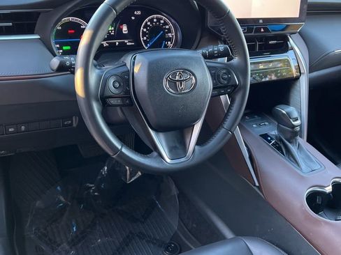 Used 2023 Toyota Venza XLE image 12