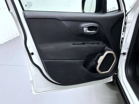 Used 2017 Jeep Renegade Latitude w/ Popular Equipment Group AWD/4WD image 9