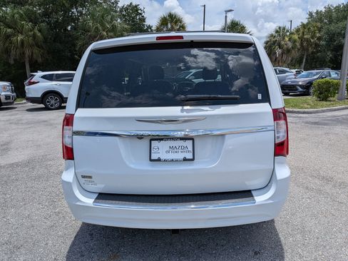 Used 2015 Chrysler Town & Country Touring FWD image 5