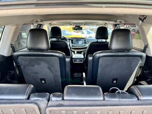 Used 2018 Toyota Highlander XLE image 32